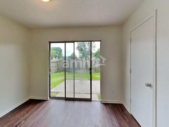 Foto del edificio - 9220 Mahan Dr