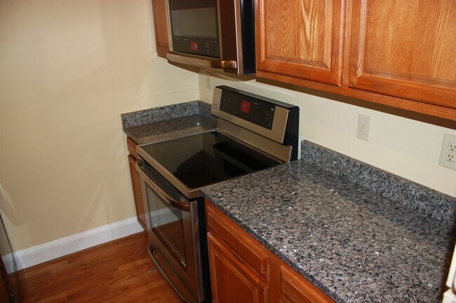 Kitchen stove and oven - 3060 16th St NW