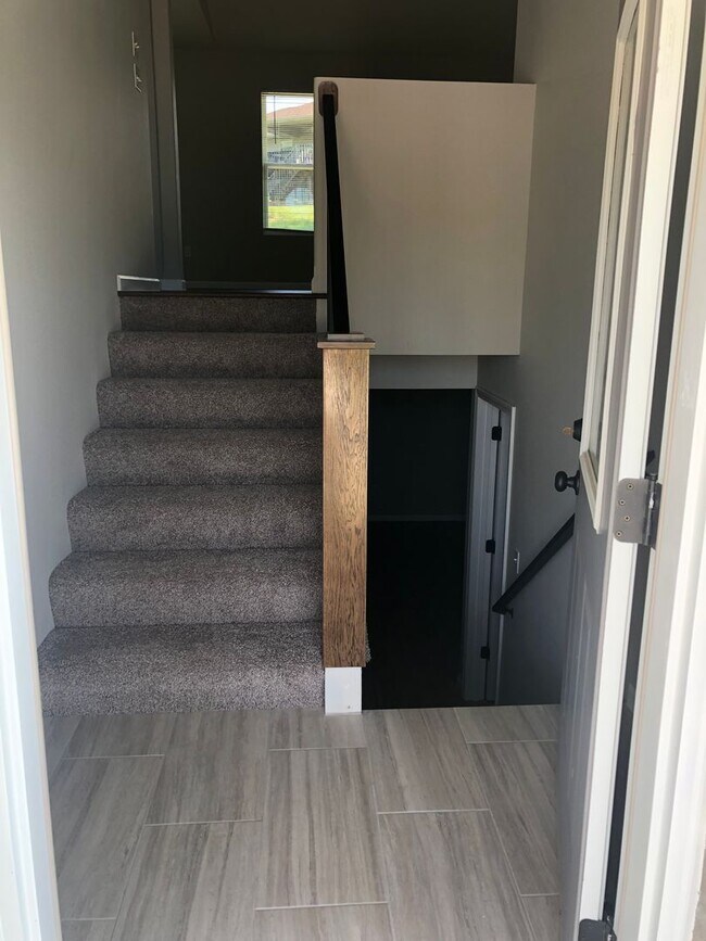 Building Photo - Gorgeous 3 Bed 3 Bath w/ 2 Car Garage Home