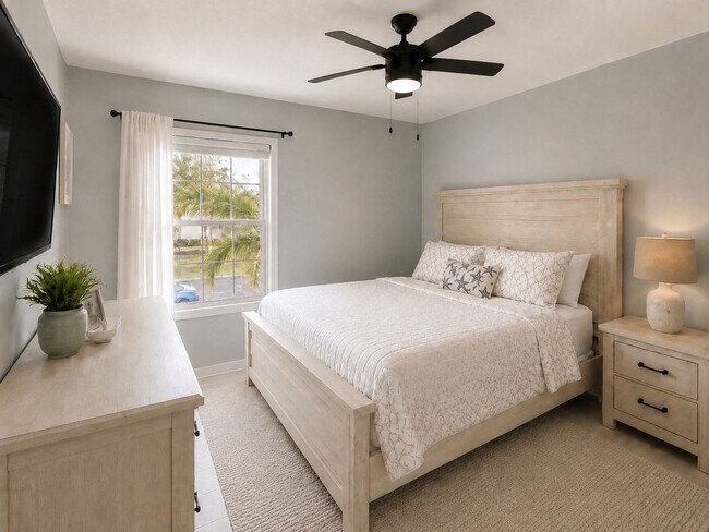 Building Photo - 5215 Coquina Key Dr SE