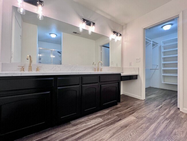 Foto del edificio - $2,495 Shepherd & Maple, 3 Bedroom 3 full ...