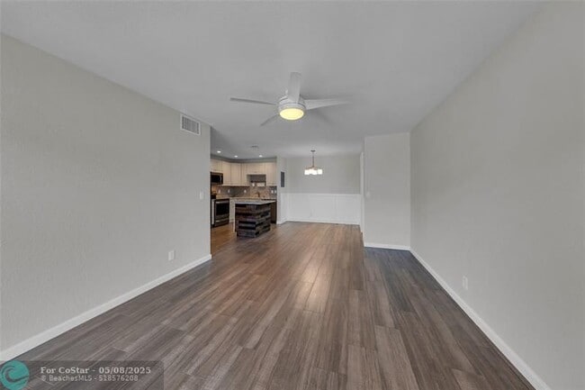 Building Photo - 160 Cypress Club Dr