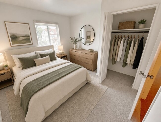 First bedroom with walk-in closet - 121 W William St
