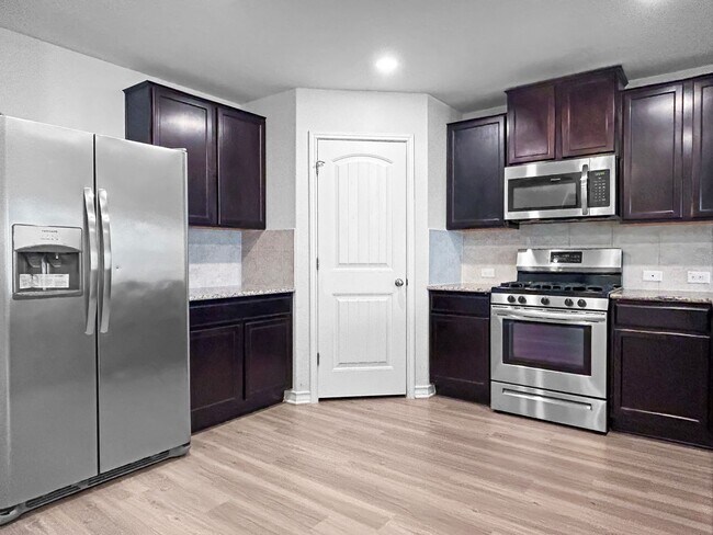 Building Photo - Spacious Valley Ranch 4/2.5 (2,324 SF) w/ Loft/Game Room