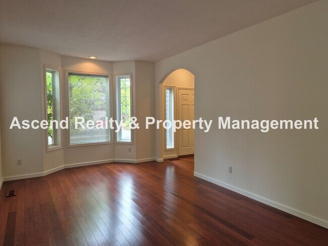 Foto del edificio - Available Now Stunning 2 Level Traditional...