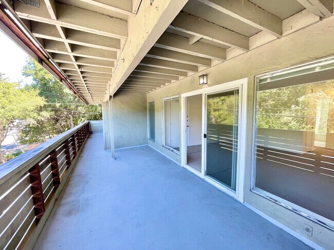 Foto del edificio - Sunlit 2BD/1BA w/ Private Balcony + Backyard! New Carpet! Assigned Parking! PROGRESSIVE