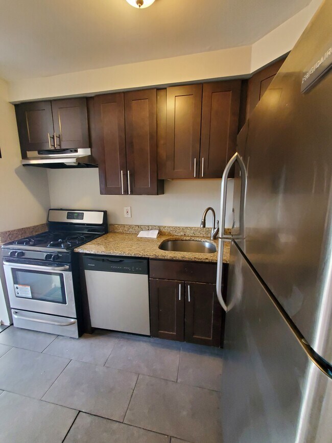 Foto del edificio - 102 Corbin Ave