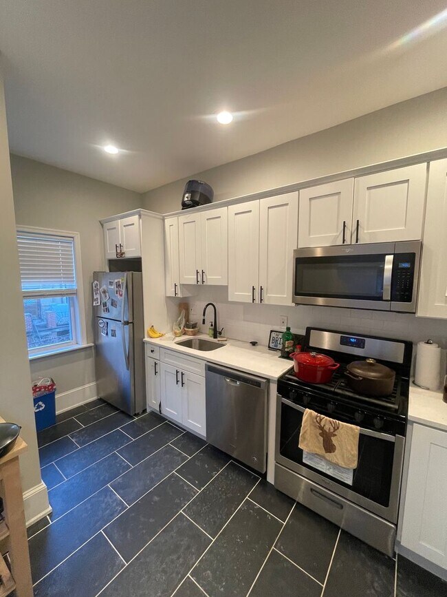 Building Photo - 933 S St Bernard St