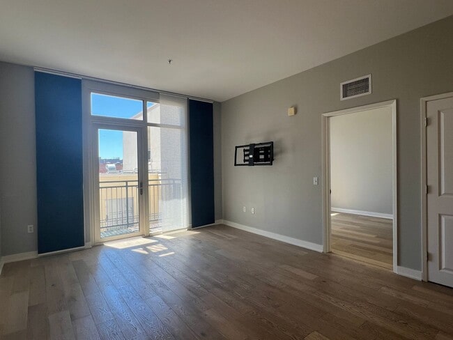 Building Photo - Gorgeous Modern 1 Bedroom near Paseo de Sa...