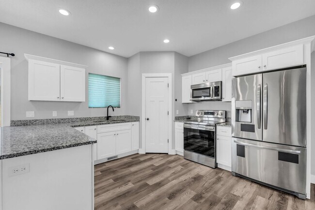 Foto del edificio - Beautiful 2020 Layton Home with High Ceilings & Modern Finishes