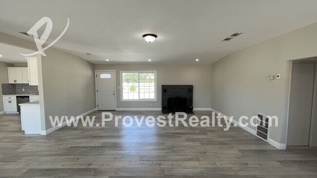 Building Photo - 3 Bed, 2 Bath Horse Property in Apple Valley!