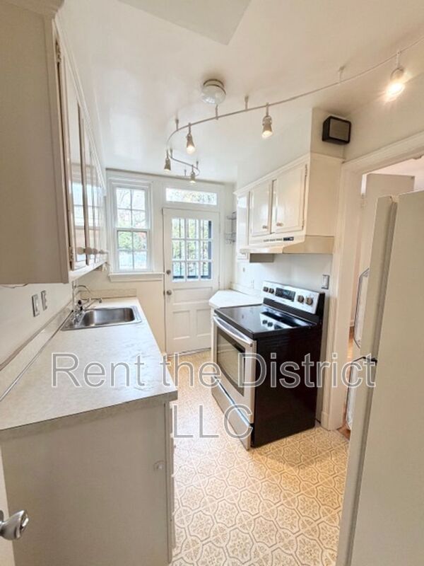 Foto del edificio - 3517 Alton Pl NW