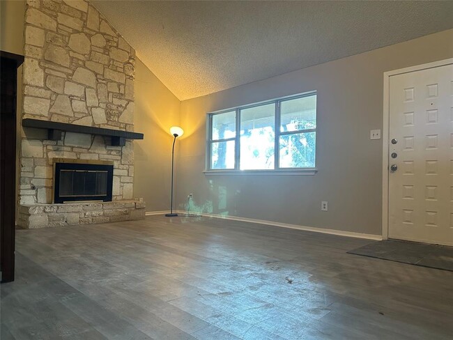 Foto del edificio - 8202 Alcorn Cir
