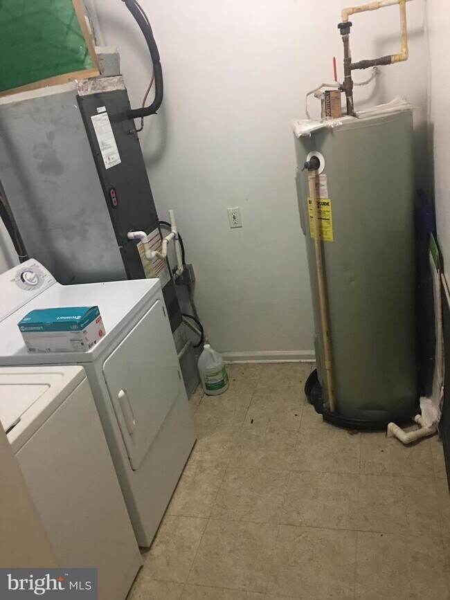 Building Photo - 1745 Staley Manor Dr