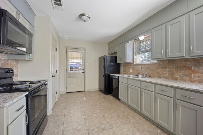 Foto del edificio - 8900 Shadow Bluff Ave