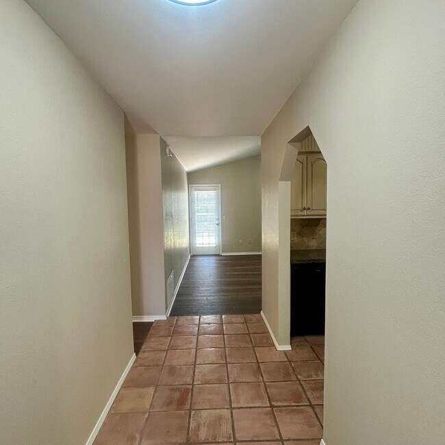 Foto del edificio - Enjoy Coming Home To This Beautiful and Well Maintained Home Close To Shopping, Restaurants & More!