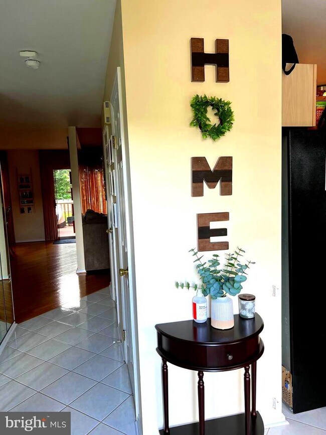 Foto del edificio - 348 Basswood Cir