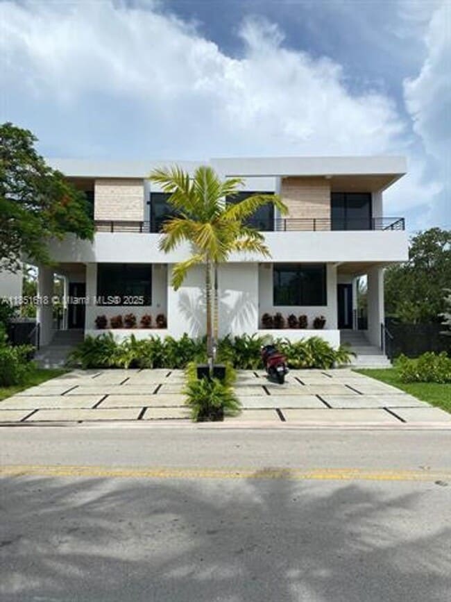 Building Photo - 570 Fernwood Rd