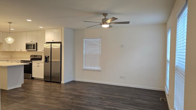 Foto del edificio - 425 Sunset Hollow Drive