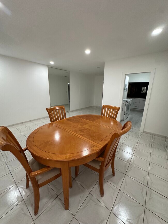 Foto del edificio - 811 NE 2nd Pl