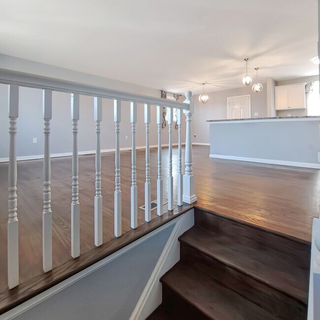 Building Photo - Pet Friendly Mid-Century Modern 4/Bedroom,...