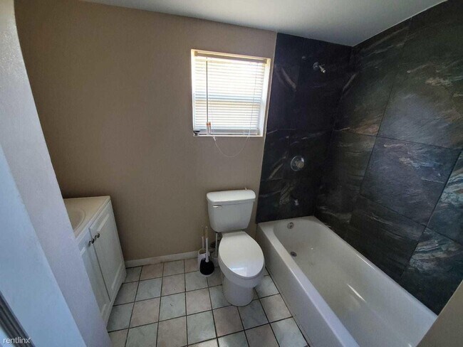 Building Photo - 5 br, 3 bath House - 928 Market St