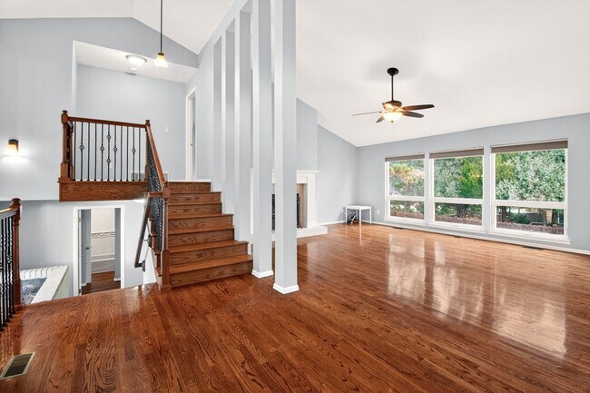 Foto del edificio - Stunning Custom Home in Sought-After District 20