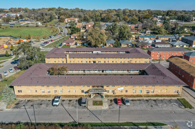 Building Photo - Lindenwood Court Apartments