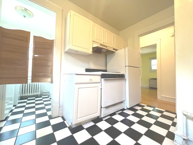 Building Photo - 2533 N Lake Dr