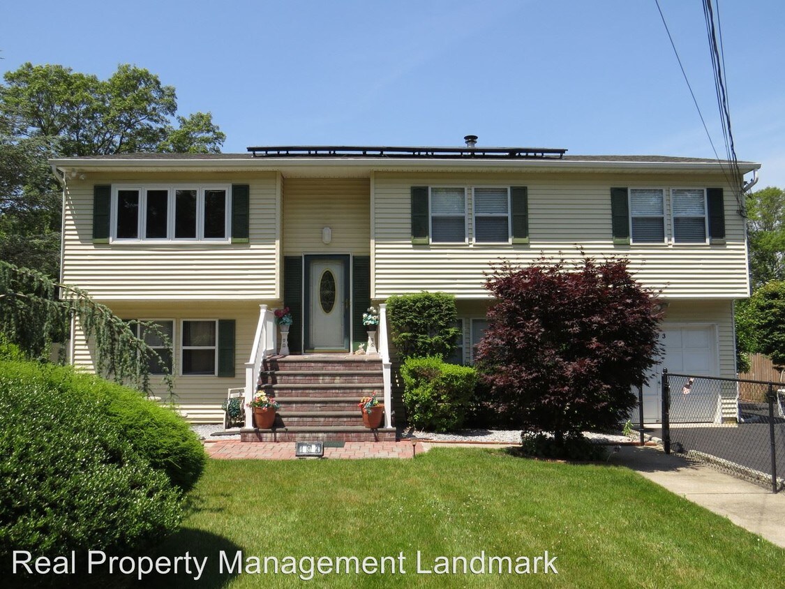 Primary Photo - 493 Carnation Dr