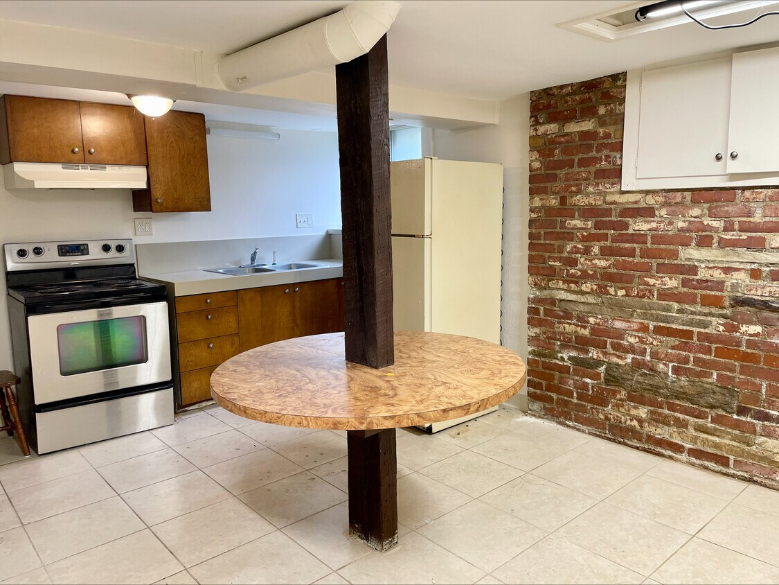Primary Photo - 44 E York St