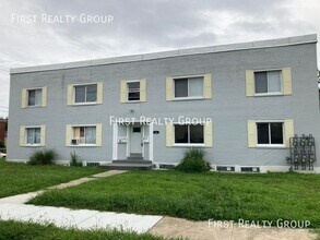 Building Photo - 16 W Maplewood Ave