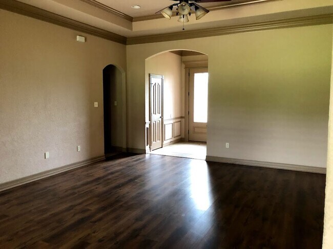 Building Photo - Beautiful home available 7/17/2024!