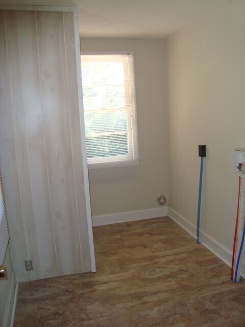 Building Photo - 4BR/2BA with All New Wood Laminate Floorin...