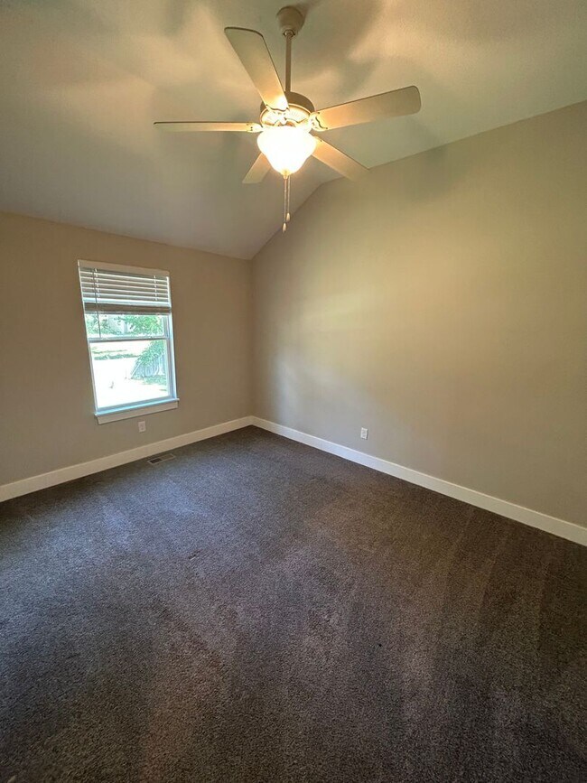 Foto del edificio - Coming November 2025! Spacious 4 Bed / 2 Bath Home for $1,925/Month