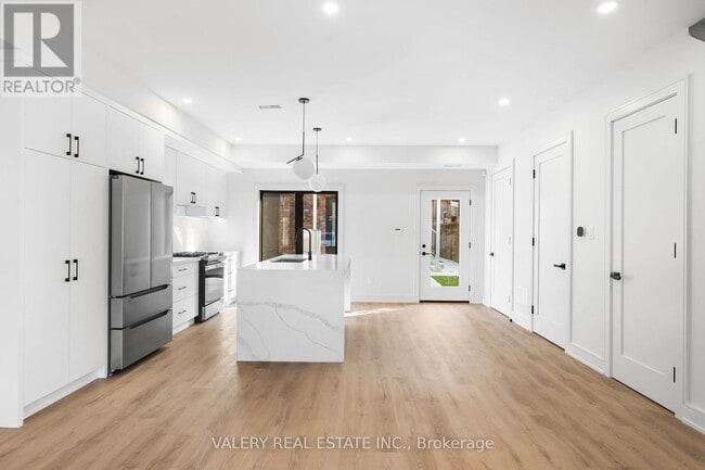 Building Photo - 158 Dovercourt Rd