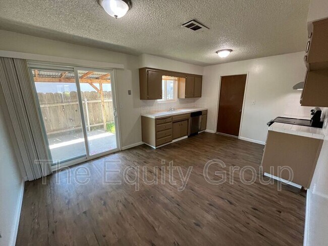 Foto del edificio - 913 S Demaree St