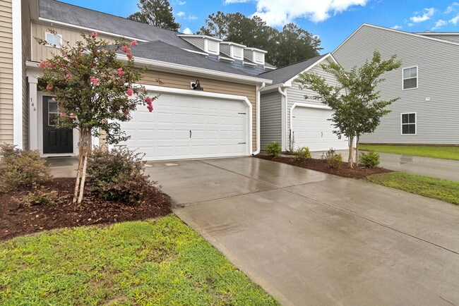 Building Photo - Conveniently located 3 bedroom, 2.5 bathroom townhome in The Commons subdivision