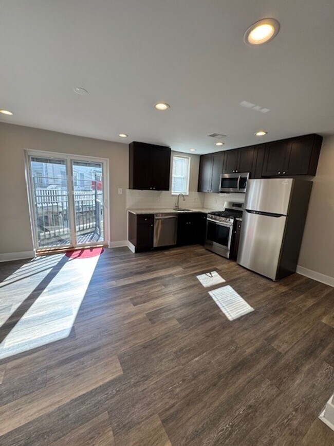 Building Photo - Beauty in Marconi Park West 3 Beds finishe...