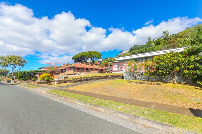 Building Photo - Lower Waialae Iki 3 Bedroom, 2 Bath Single...