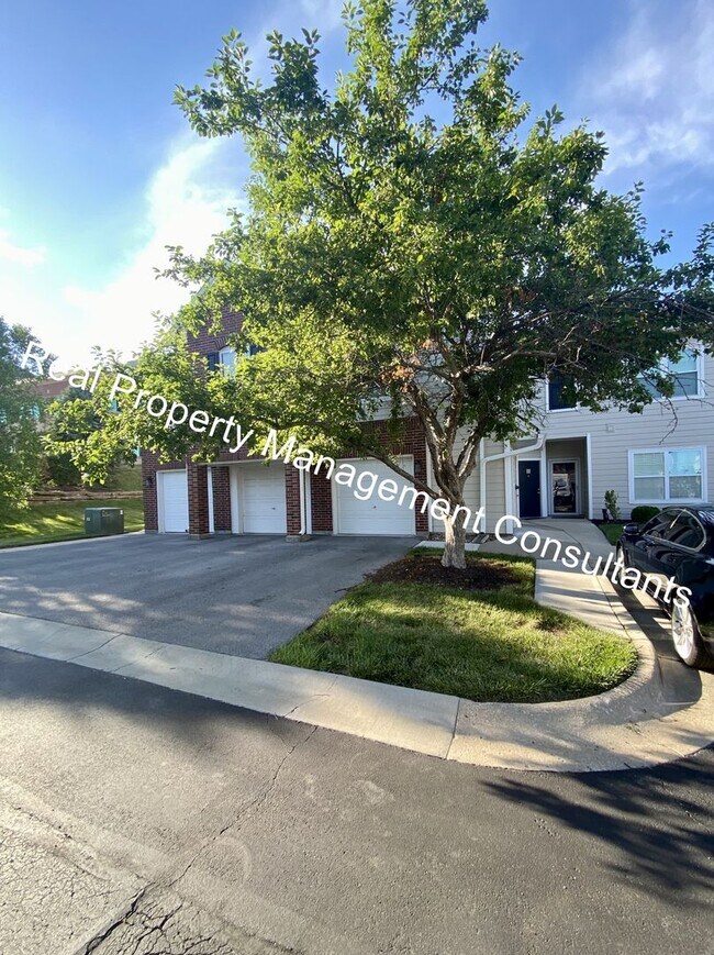 Building Photo - 2-Bedroom Condo In Tomahawk Creek!