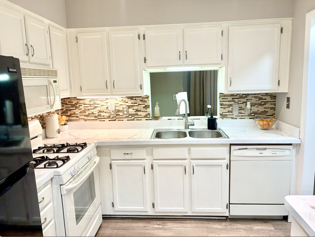 Building Photo - 421 Woodview Ln