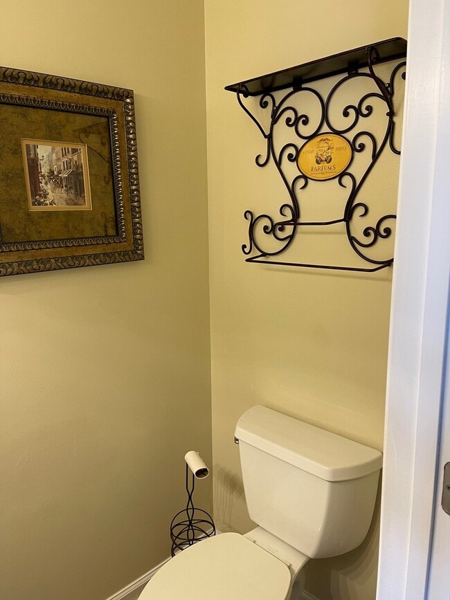 Building Photo - 348 River Rd