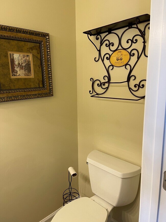 Foto del edificio - 348 River Rd