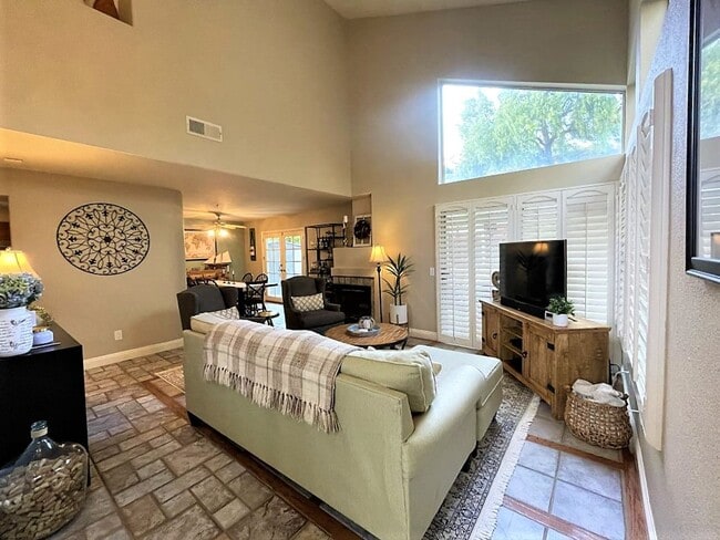Building Photo - Beautiful Single Family home with Large Backyard