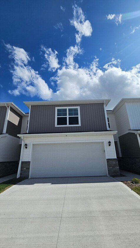Foto principal - Brand New 3 Bedroom, 2.5 Bathroom Townhous...