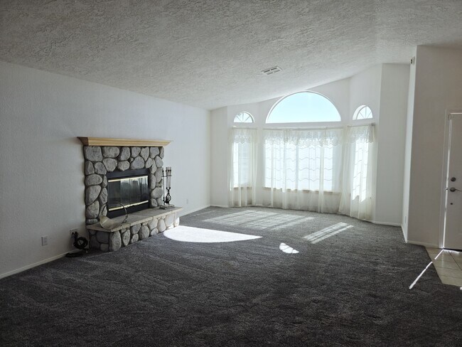 Foto del edificio - 250 Comstock Ave