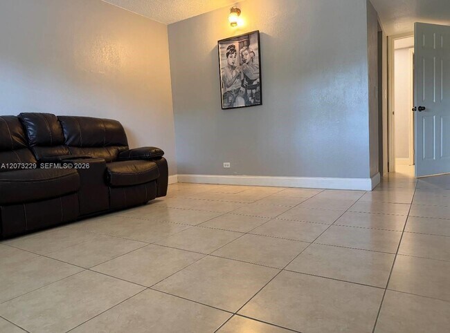Foto del edificio - 800 NE 195th St