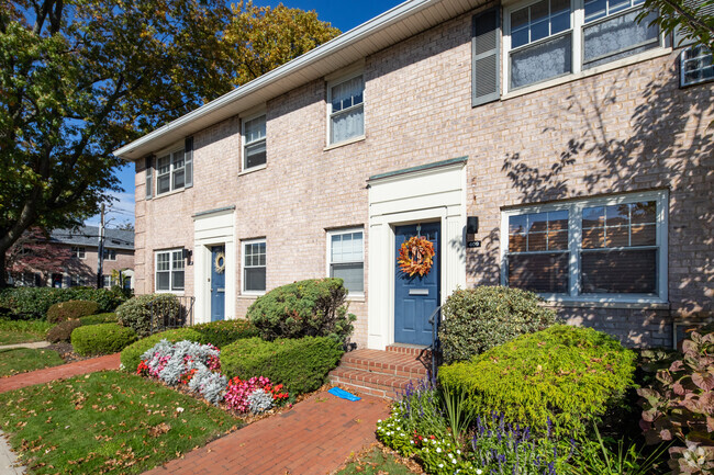 Entrance Photo - Lewis Place Apartments