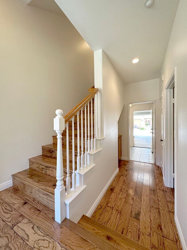 Foto del edificio - 2 BEDROOM 2.5 BATHROOM WITH LOFT HOME IN HIGHLY DESIRED BERKSHIRE TRACK